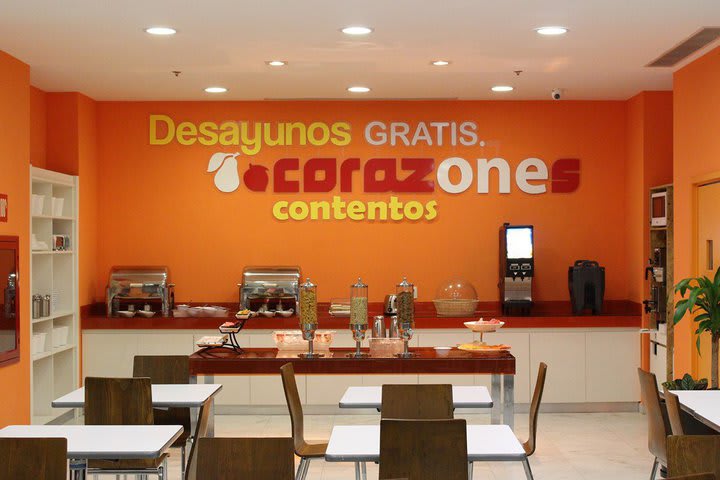 El salón de desayunos ofrece opciones calientes