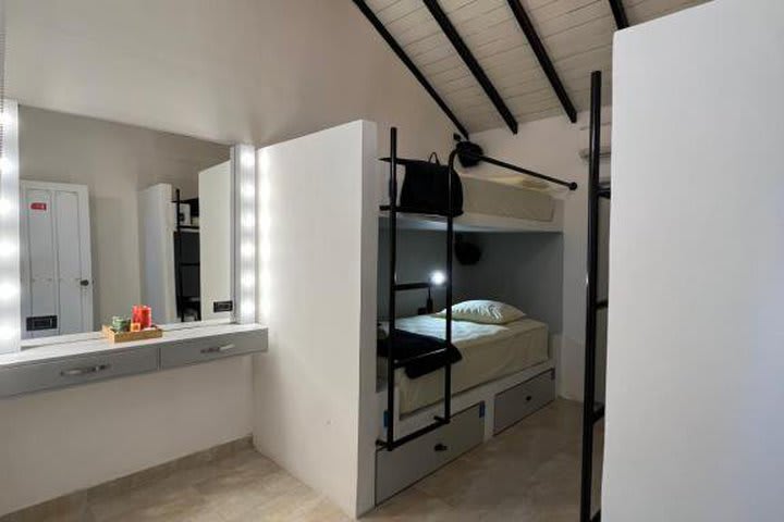 Baño en un dormitorio