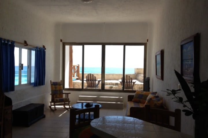 Las habitaciones del hotel Ventanas al Mar Cozumel tienen mesa y sillas