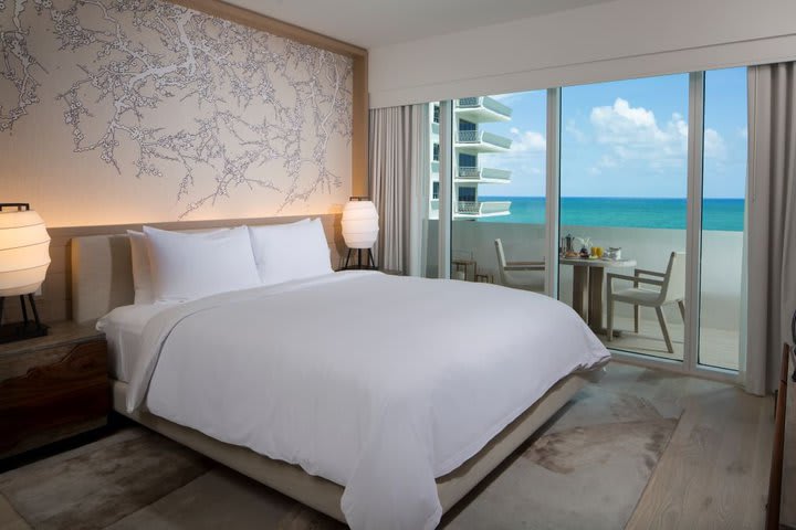 Habitación de lujo con balcón y vista al mar