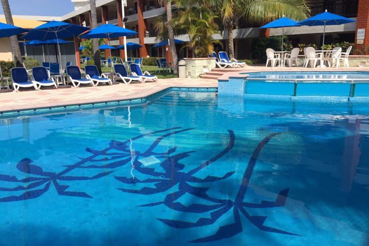 Camas de playa plegables en la piscina