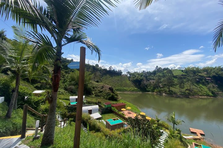 Vista del hotel al embalse