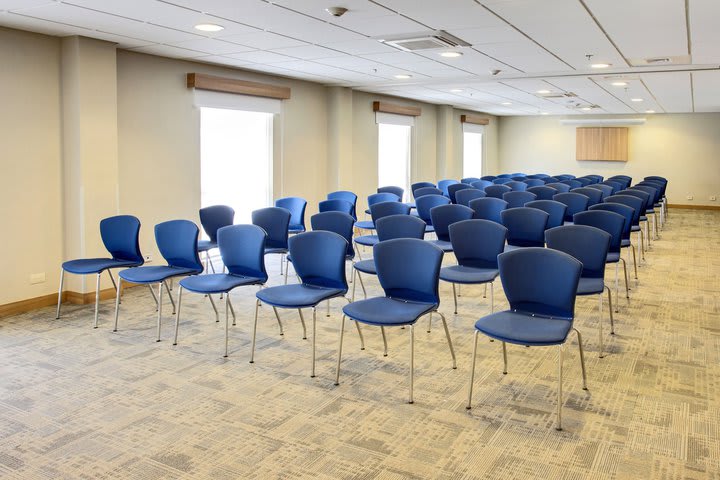 Salón de eventos con montaje tipo auditorio