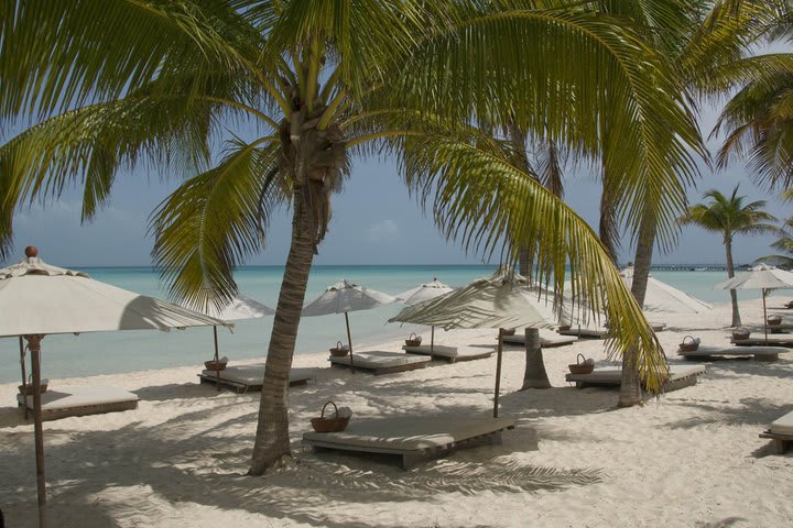 Na Balam Beach Hotel Isla Mujeres tiene camastros en la playa