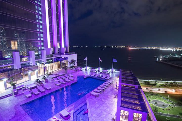 Vista nocturna de la piscina del complejo