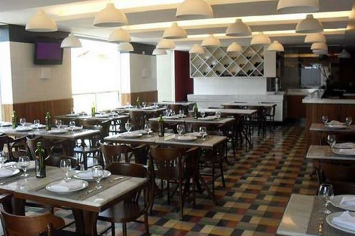 El hotel San Diego Express cuenta con un restaurante