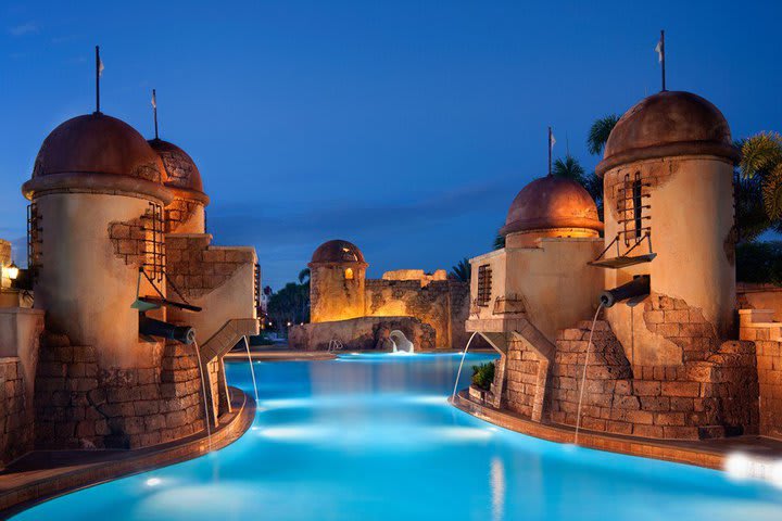 Una de las piscinas está ambientada en un antiguo fuerte español