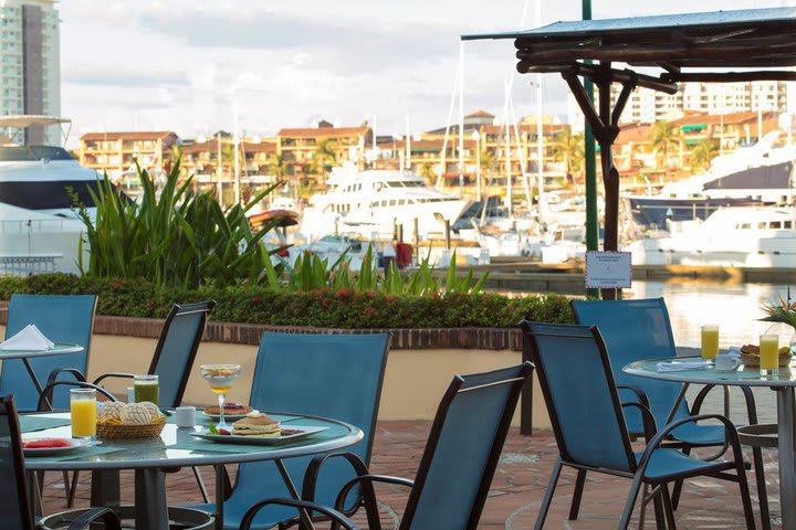 La terraza brinda vista a la marina