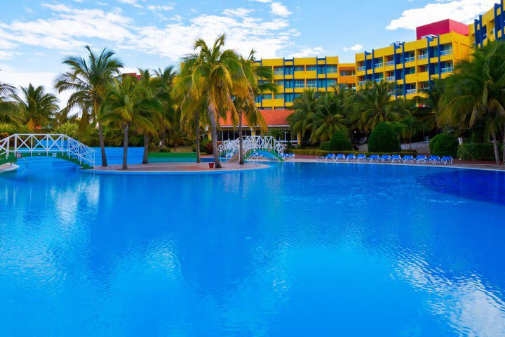 The main pool has 3 Jacuzzis