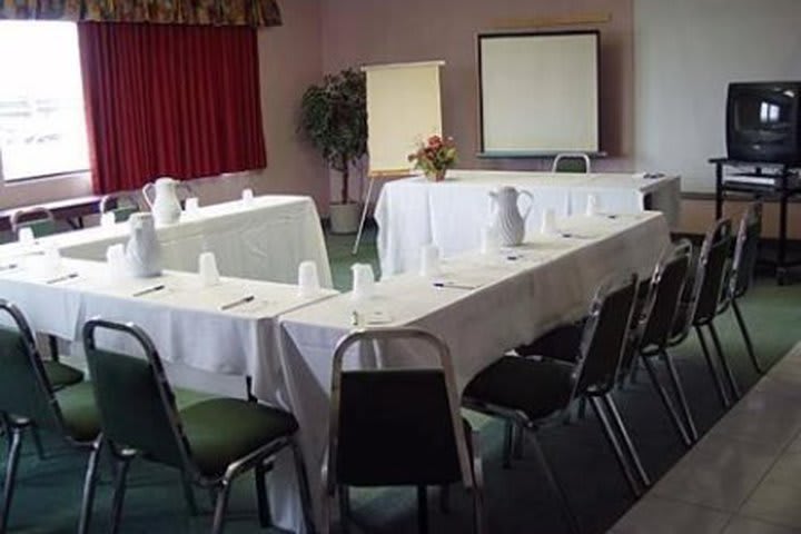 Comfort Inn in Mississauga has meeting rooms for up to 57 guests