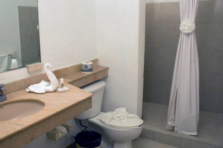 Baño de una habitación en el Sotavento Hotel & Yacht Club