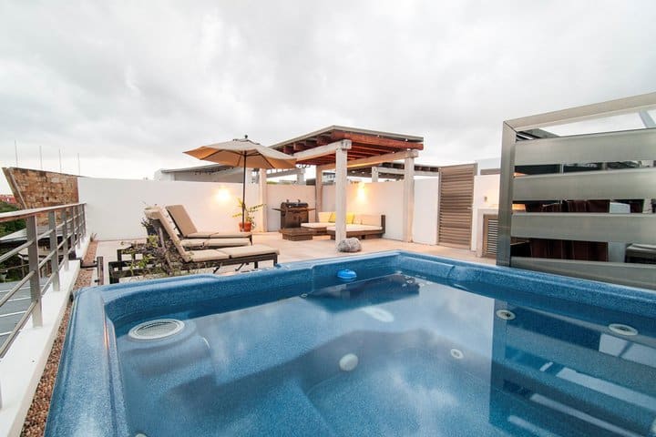 Terraza con jacuzzi de Penthouse familiar