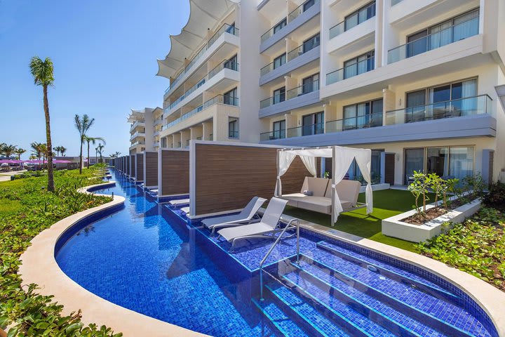 Pool of the junior suites swim-up