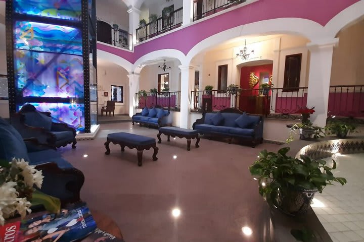 Colonial-style hotel in Analco