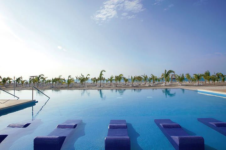 Piscina con vista al mar