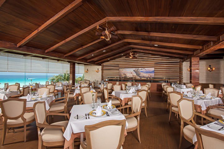 El restaurante de carnes La Parrilla ofrece vista al mar