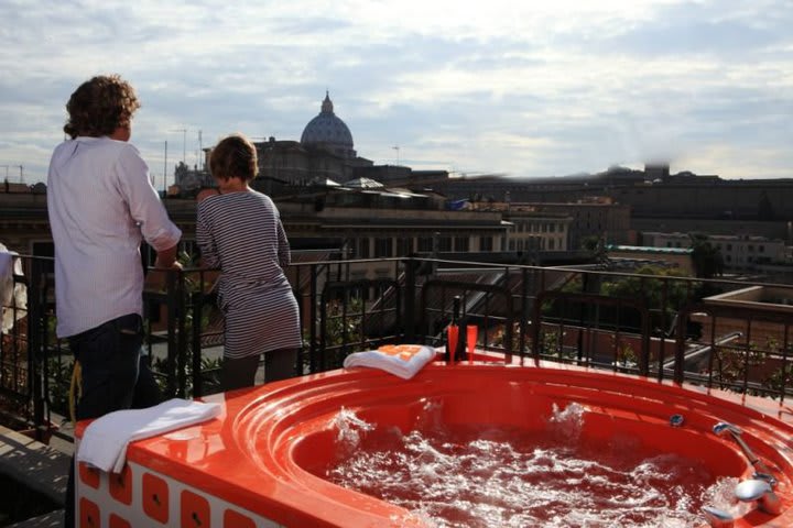 Orange Hotel cuenta con un jacuzzi en la azotea con vistas a la ciudad de Roma