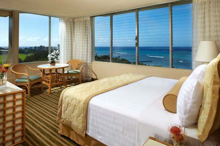 Habitación con vista al mar en el Queen Kapiolani Hotel