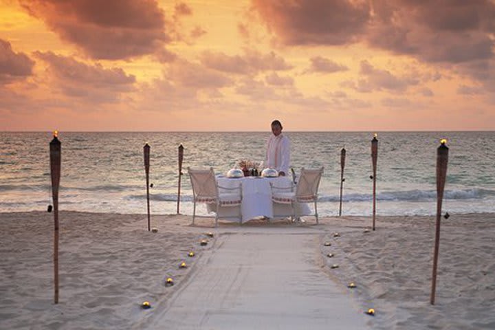 Cena romántica en la playa en Maroma Resort and Spa