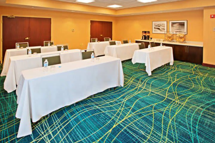 SpringHill Suites Chicago Schaumburg has a meeting room