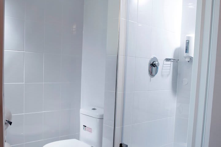 Baño de una habitación del hotel Ibis Mérida