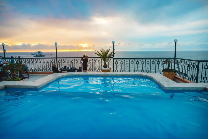 Vista al mar desde la piscina