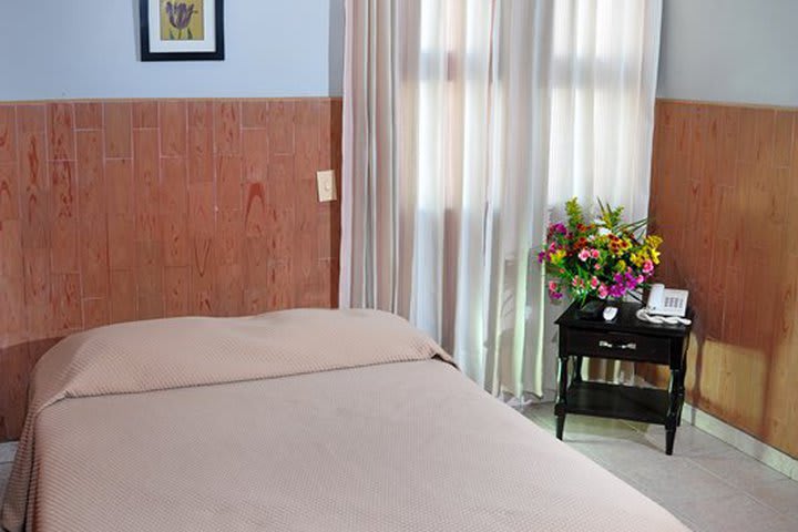 Habitación con cama matrimonial del Hotel Bahia Blanca