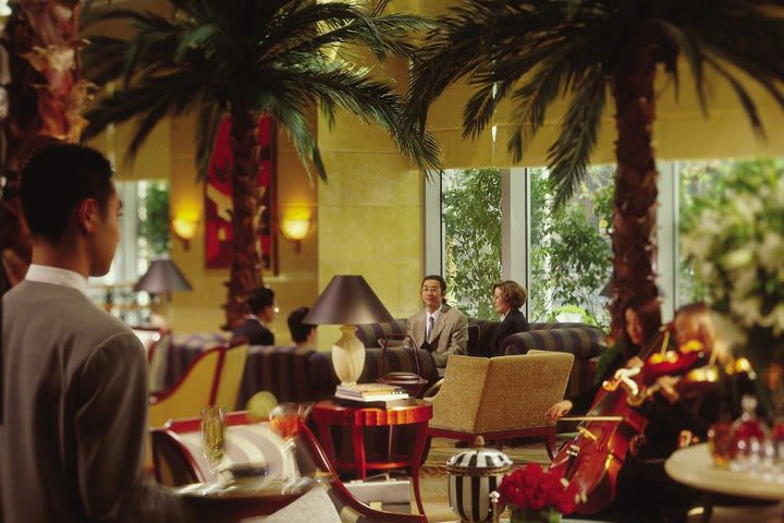 El Lobby Lounge sirve té y bocadillos durante la mañana en el Four Seasons en Shanghái