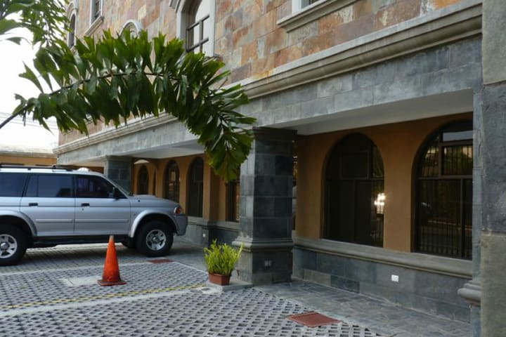 Entrada al Hotel Plaza Real en San José, Costa Rica