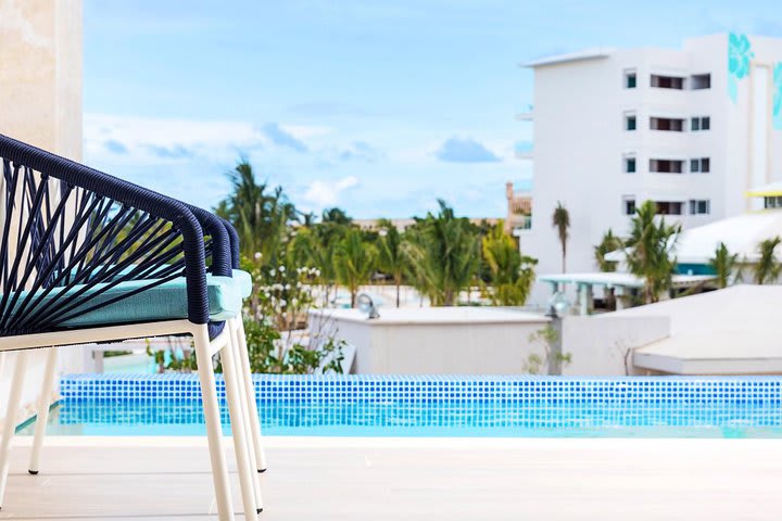 Terraza con acceso a la piscina en una junior suite lujosa swim up