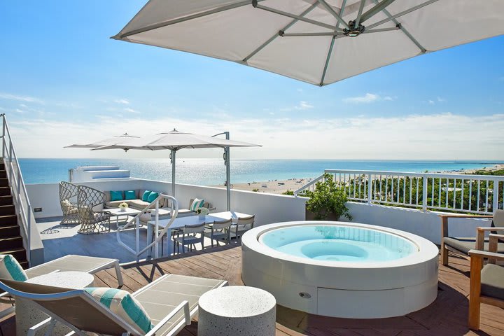 Terraza con jacuzzi del penthouse Victoria