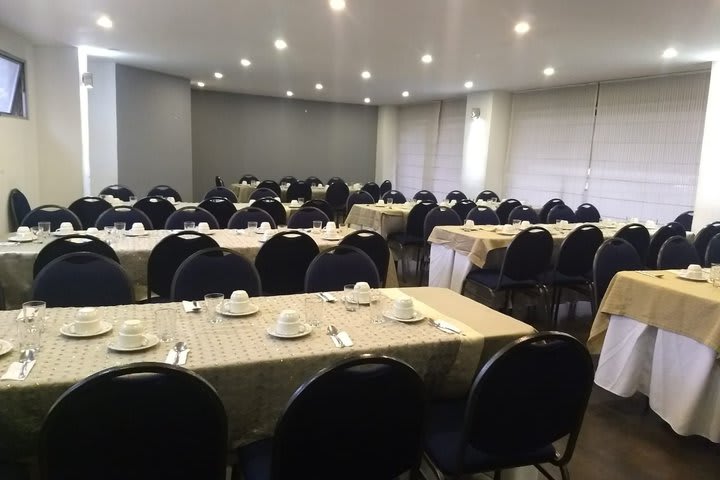 La sala de reuniones tiene capacidad para 80 personas