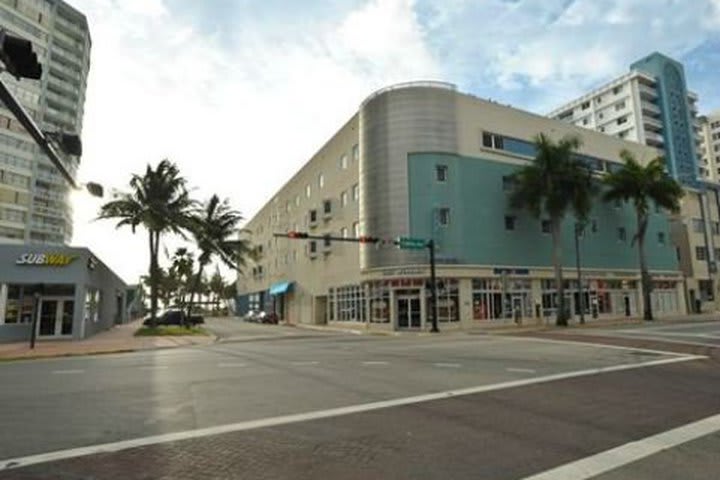 El hotel Crystal Suites está sobre la famosa Avenida Collins de Miami Beach