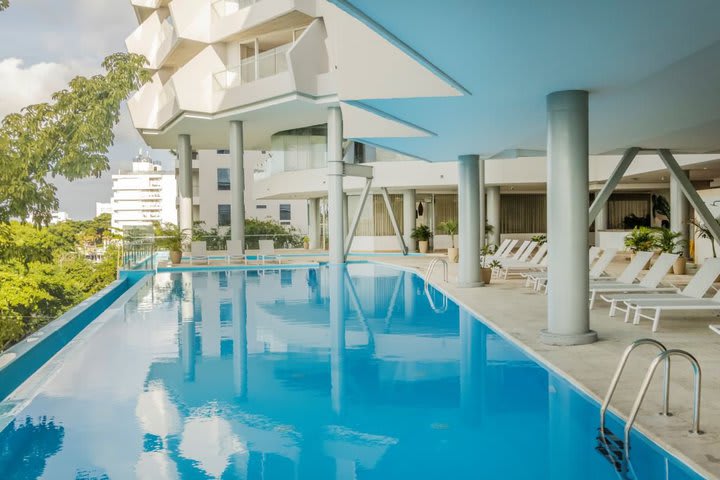 El hotel tiene una piscina  panorámica