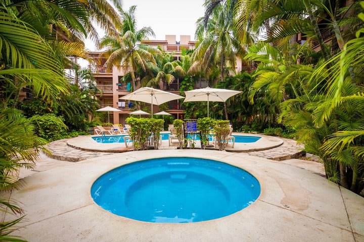 Jacuzzi en la zona de la piscina