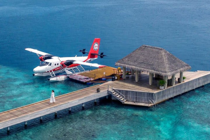 Para llegar al hotel hay que tomar un vuelo en hidroavión