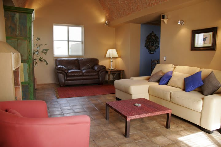 Área de descanso de la habitación Tordo en el hotel Casa de Aves