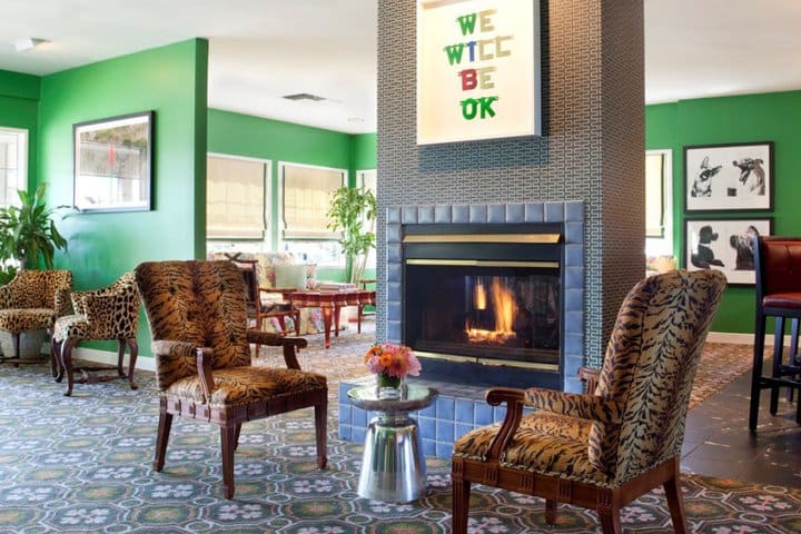 El lobby en el hotel The Inn at Oyster Point tiene una chimenea