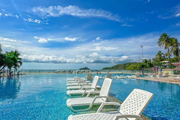 Camas de playa en la piscina