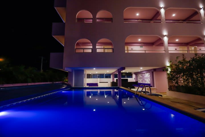 Vista nocturna de la piscina