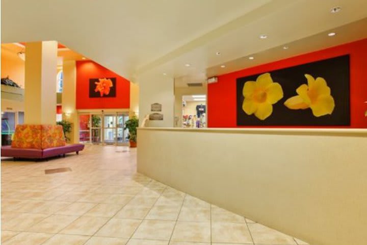 Recepción del Comfort Suites Maingate East, hotel cerca de Walt Disney World®