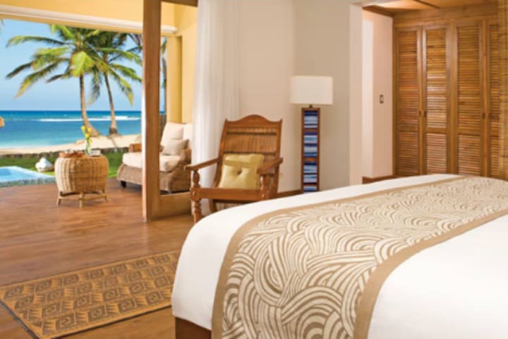 Junior Suite Oceanfront King