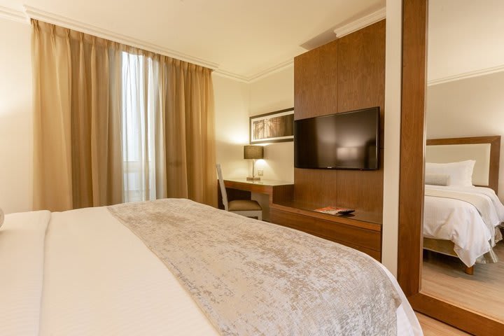 El hotel posee 146 habitaciones y suites