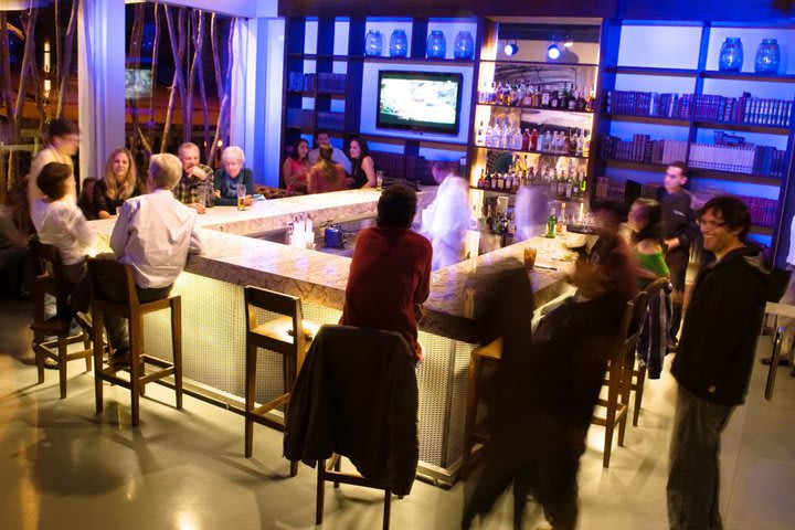 El bar cuenta con una televisión de pantalla plana