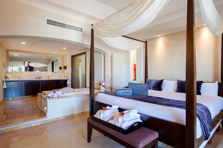 Suite with Jacuzzi swim-up - Elegance Club