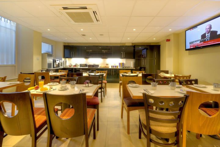 Breakfast lounge at the Comfort Inn, hotel near Hyde Park in London