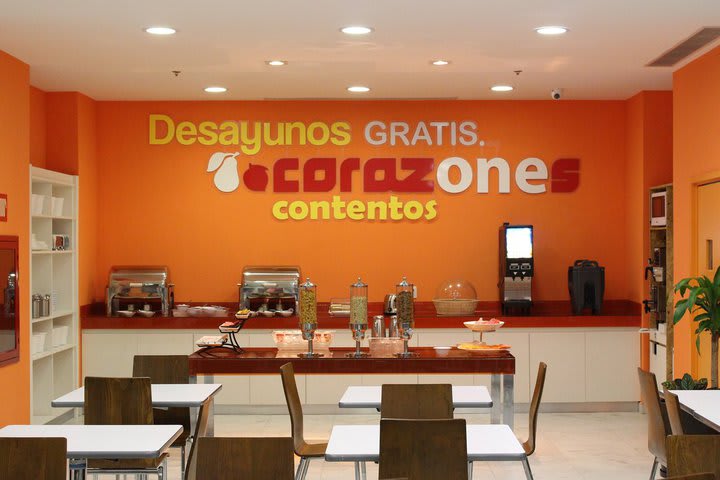 Barra de alimentos del salón de desayunos