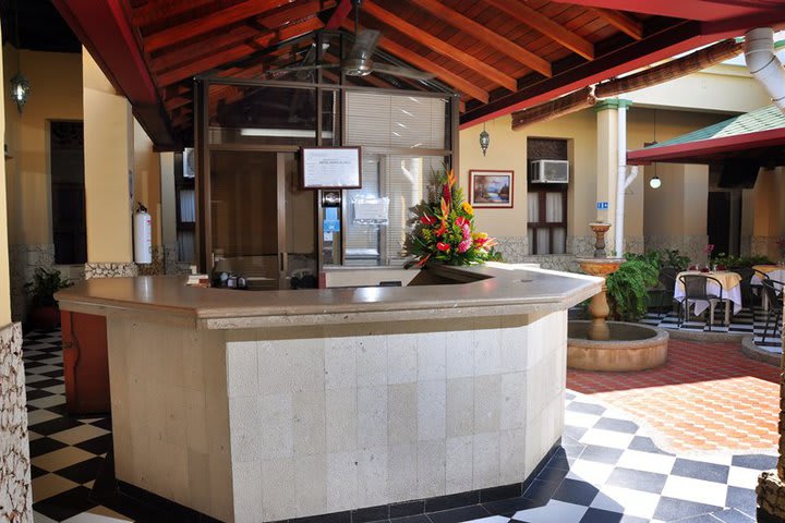 Recepción del hotel Bahía Blanca en Santa Marta, Colombia