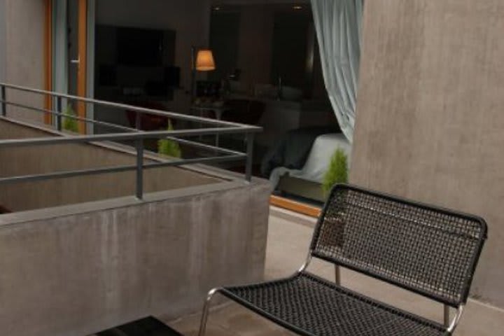 Balcón en una suite de lujo del hotel Own Palermo en Buenos Aires