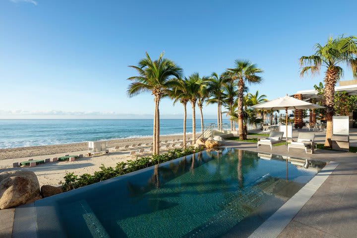 Piscina frente a la playa